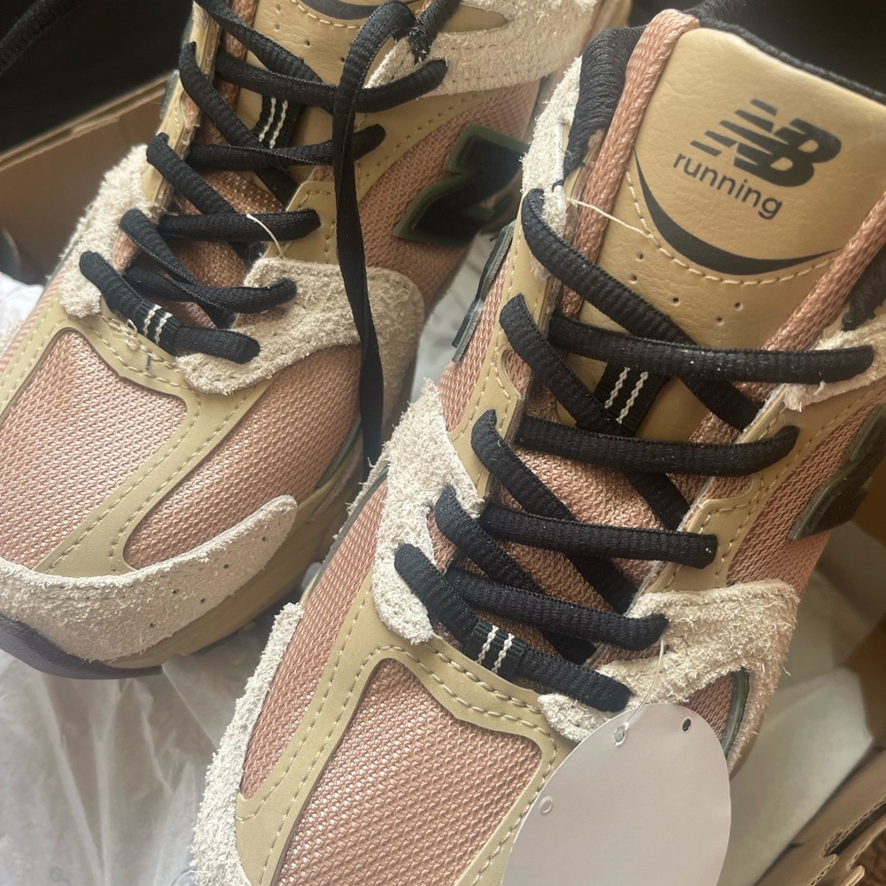 New Balance 530 Beige and Green Shoes - Picture 3 of 6